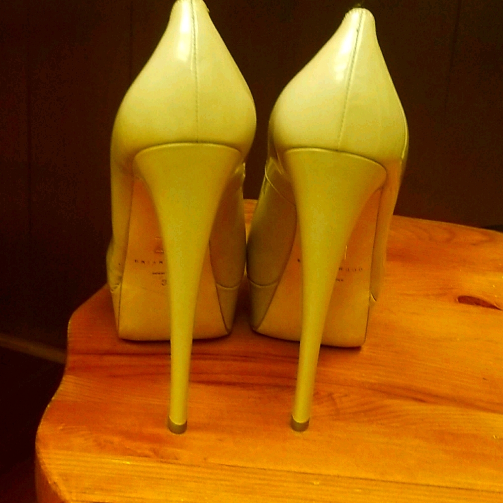 NWOT Brian Atwood shoes